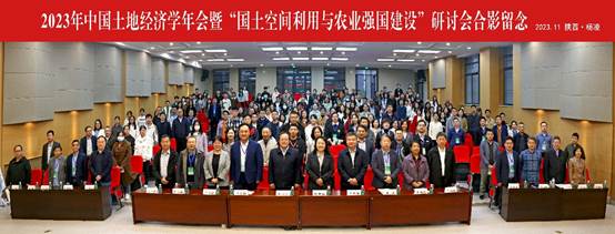 一群人站在台上中度可信度描述已自动生成